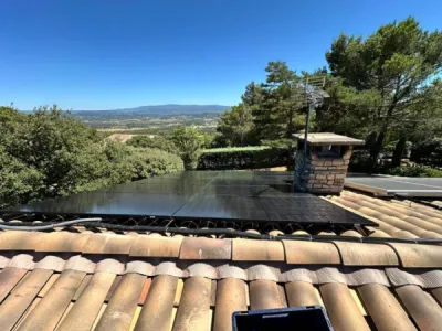 Installation de 18 panneaux solaires photovoltaïques sur une toiture de maison dans le Vaucluse