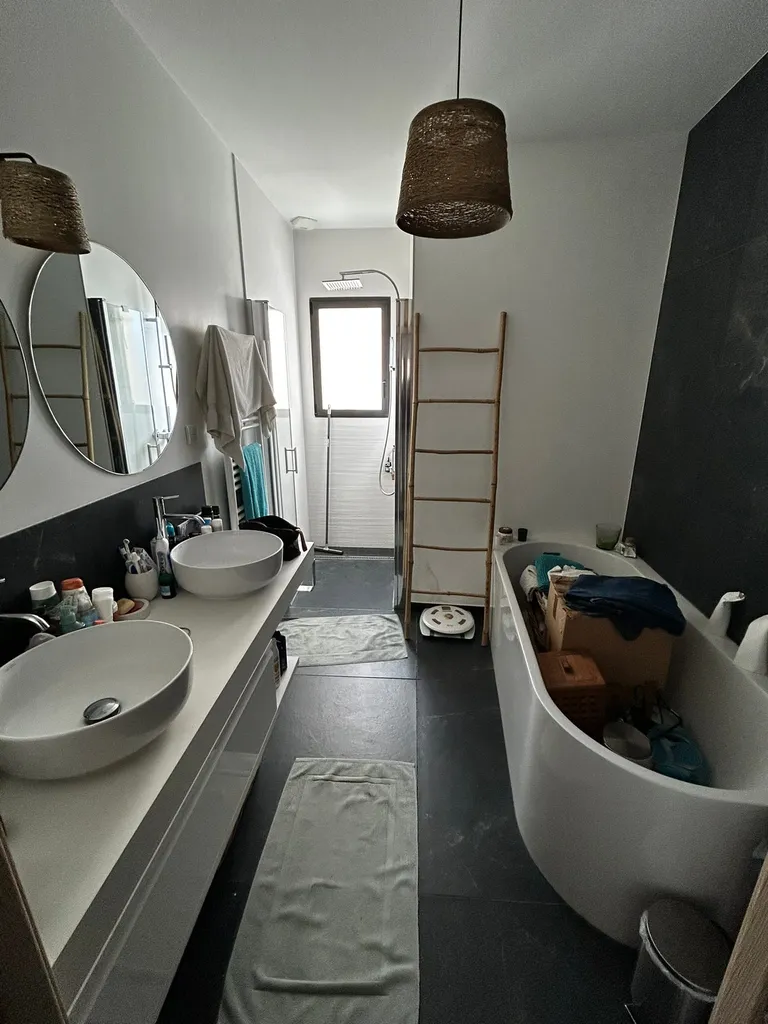 État initial de la salle de bain avant les travaux de rénovation complète par RÉNOVATION by KILLoWATTS à Villefranche-sur-Saône