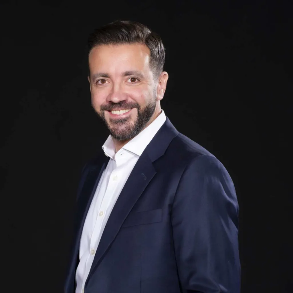 Photographe pour trombinoscope d'entreprise collaborateur debout pour communication interne et externe