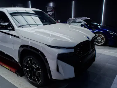 La pose complète de film de protection PPF XPEL sur cette BMW XM offre une barrière invisible contre les impacts, rayures et contaminants routiers.