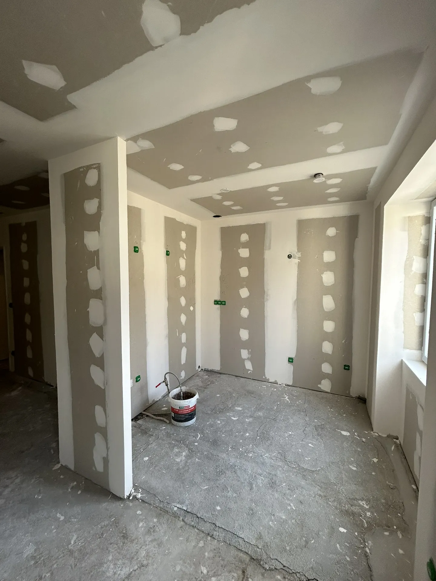 Mise en place de cloisons en placo pour redistribution des volumes lors de la rénovation d’un appartement à Lyon