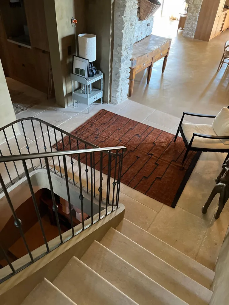 Escalier et dallage en Pierre Magny le Louvre aux Baux de Provence