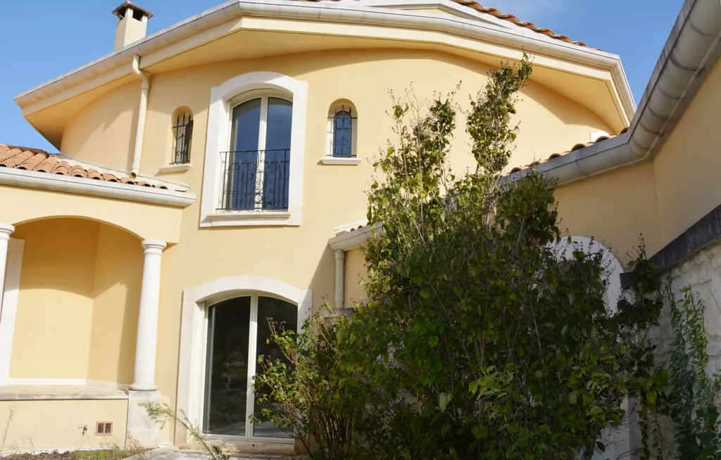 A vendre en Drôme Provençale,  maison néo-classique de près de 700 m²  sur un parc de 16 000 m² avec piscine 