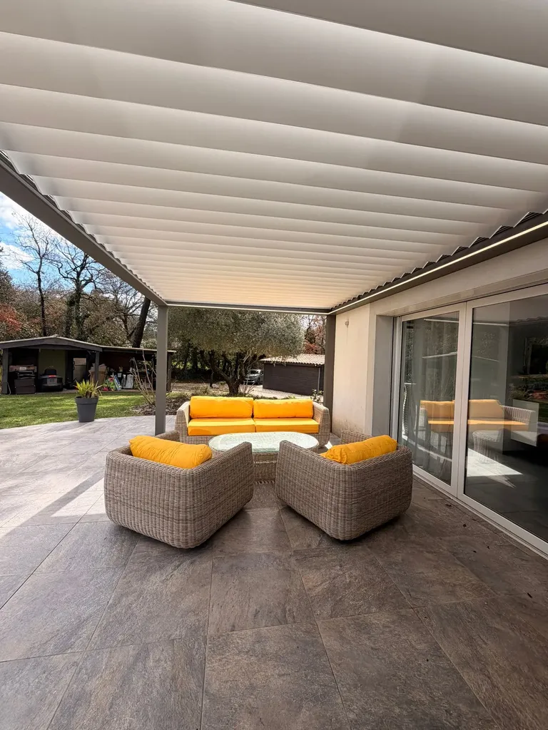 Installation pergola bioclimatique aluminium gris quartz autoportante sans fixation murale sur terrasse avec piscine à Fréjus près de Saint-Raphaël