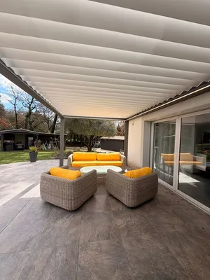 Installation pergola bioclimatique aluminium gris quartz autoportante sans fixation murale sur terrasse avec piscine à Fréjus près de Saint-Raphaël