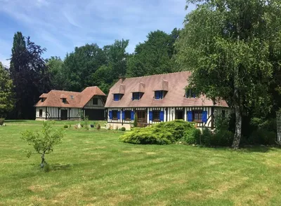 A vendre splendide maison normande en colombages et sa maison d'amis nichées sur un parc de 5 000 m², proche de Bernay 27300