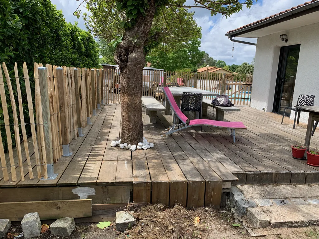 Pourquoi faire installer une clôture en ganivelle avec portillon pour sécuriser une piscine tout en gardant un esprit naturel ?