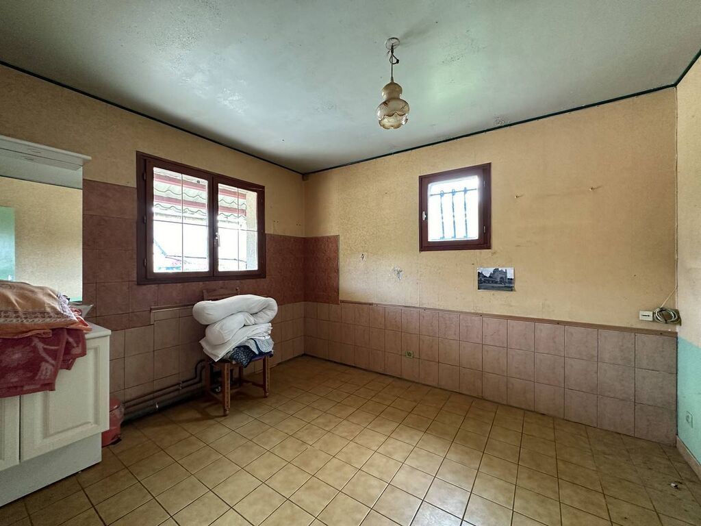 À vendre : Propriété de 68 m², véranda de 41 m², terrain de 1000 m² avec poulailler et serre. Un cadre paisible aux portes de Lyons-la-Forêt.