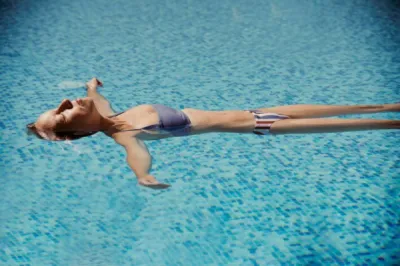 Piscine rectangulaire à fond incliné dans un jardin du centre-ville de Bordeaux (33000)