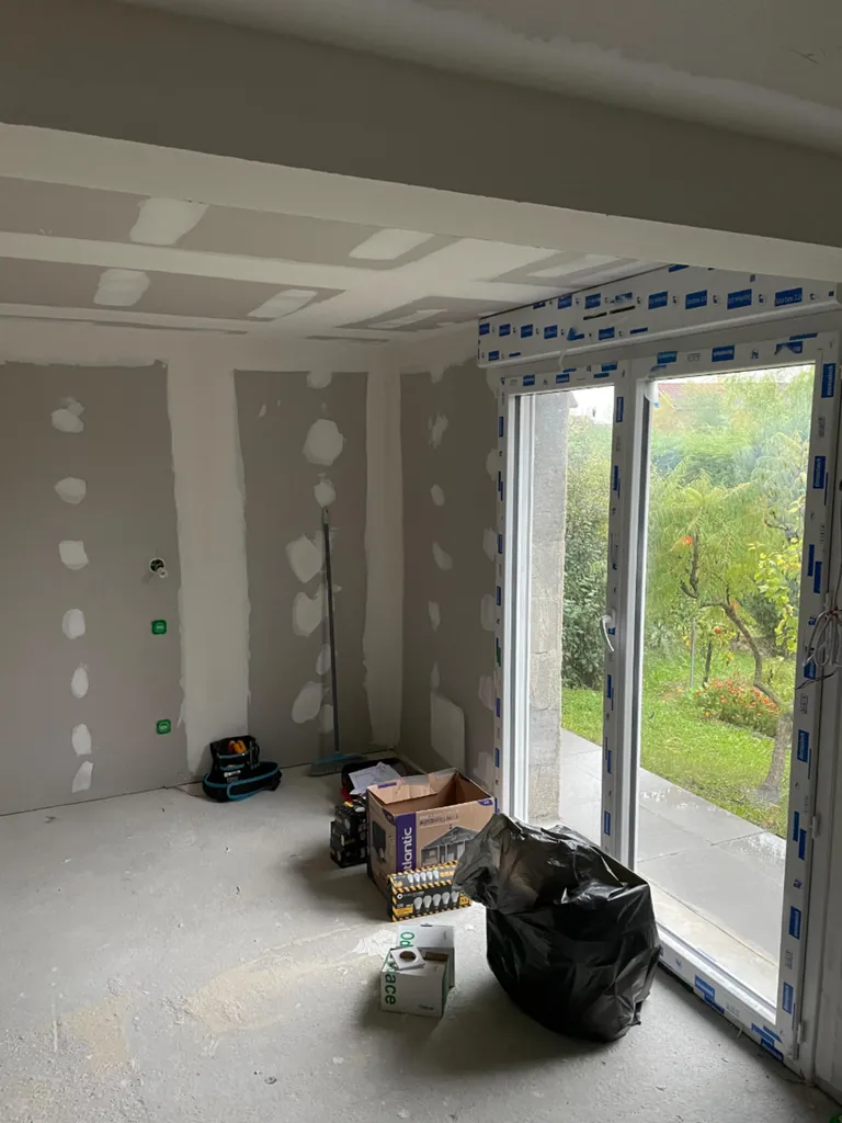 Isolation thermique intérieure (ITI) avant pose des carrelages sols et travaux de peinture