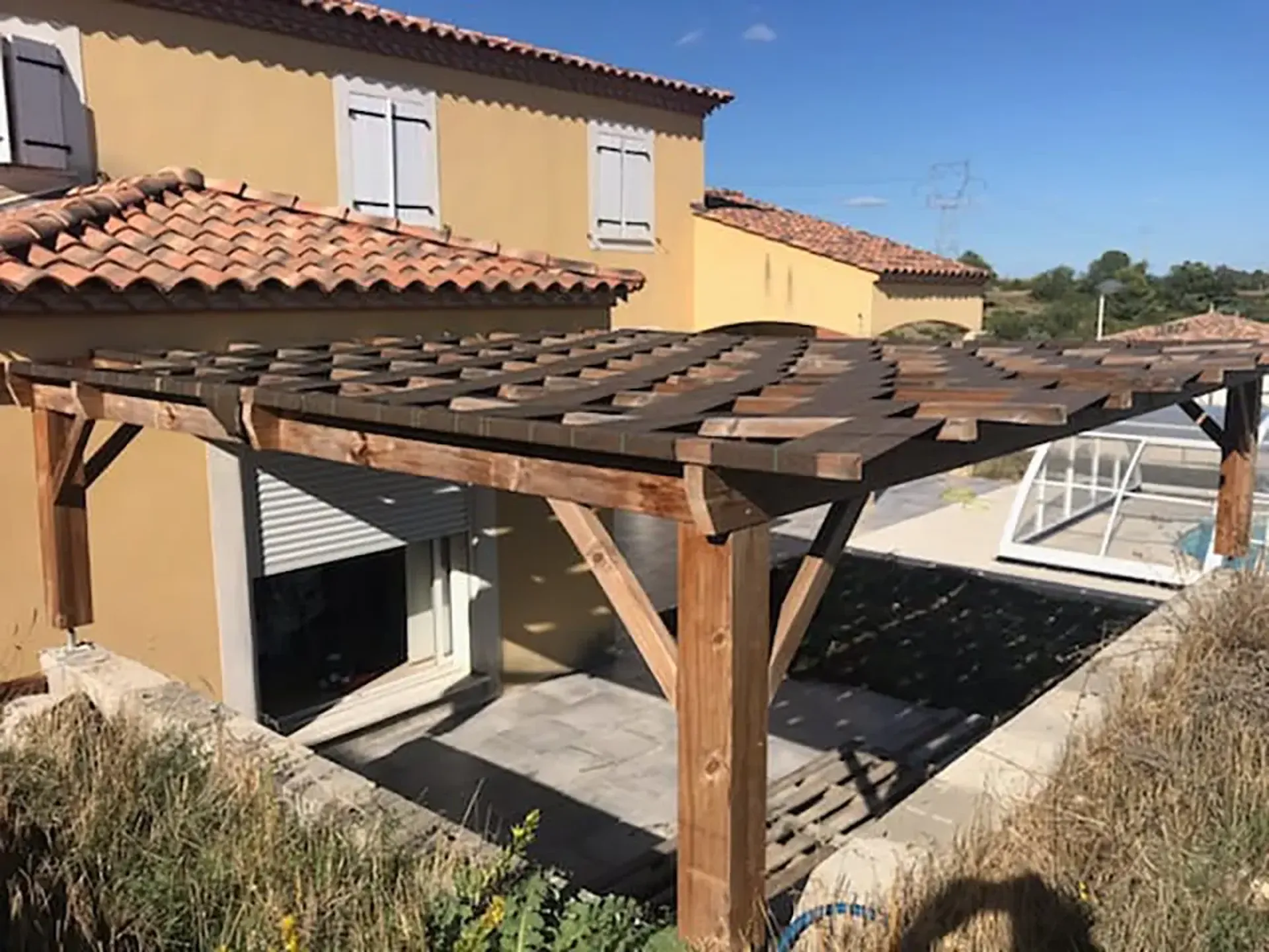 Installation d’une pergola en bois sur-mesure pour coin détente et repas en plein air à Saint-Gély-du-Fesc