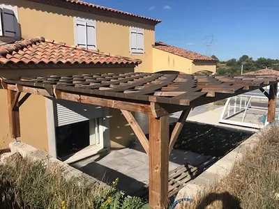 Installation d’une pergola en bois sur-mesure pour coin détente et repas en plein air à Saint-Gély-du-Fesc