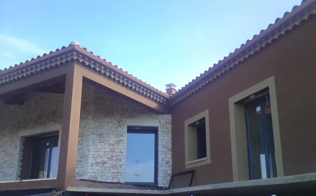 Artisan réparation gouttière aluminium à Avignon devis gratuit et travaux garantis pour immeuble ou maison individuelle