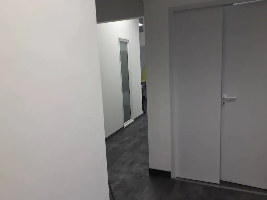 Pose de revêtement de sol souple isolant pour salle de travail des kinés et des patients à Marseille