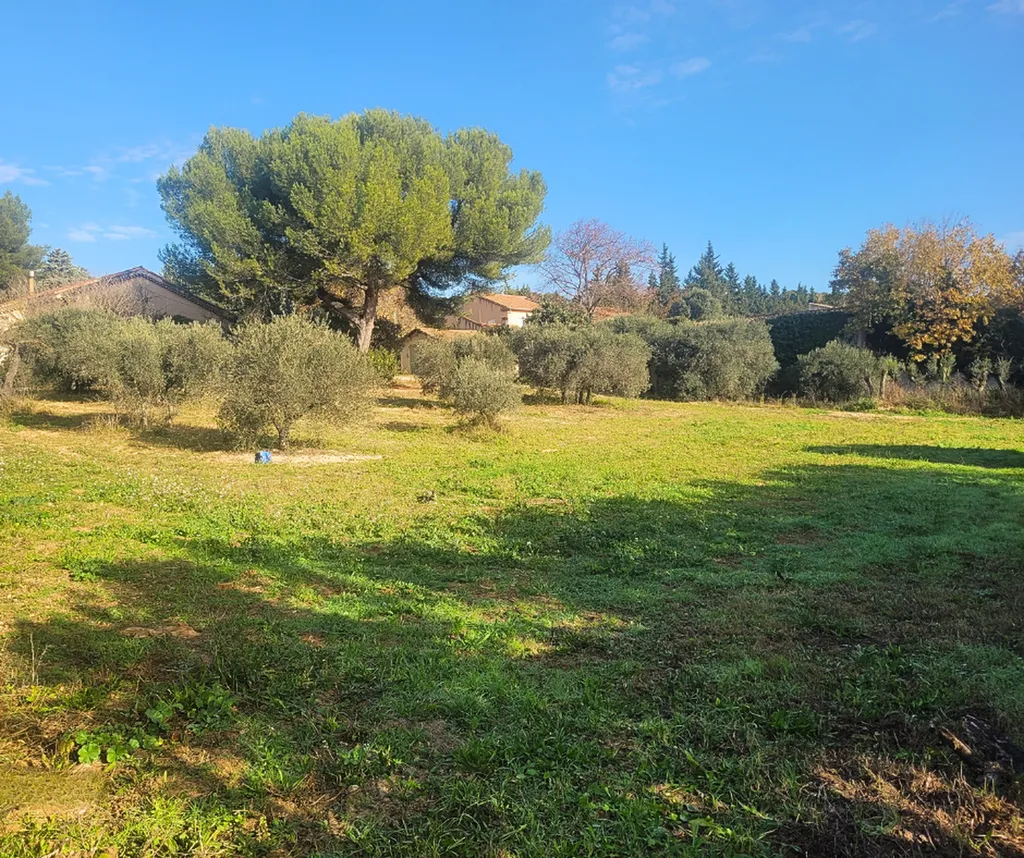 Magnifique terrain constructible viabilisé en bordure à vendre, sur la commune de Ventabren dans le Pays d'Aix