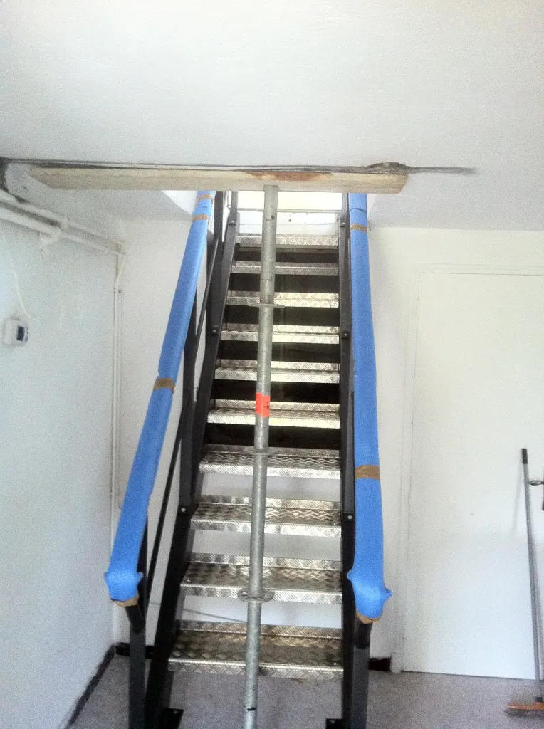 FABRICATION ET POSE ESCALIER DROIT EN FER INTERIEUR MARTIGUES