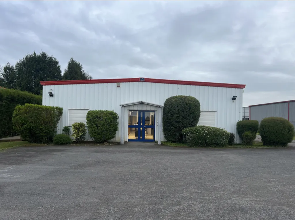 A VENDRE LOCAUX D'ACTIVITES À MOULT CHICHEBOUVILLE