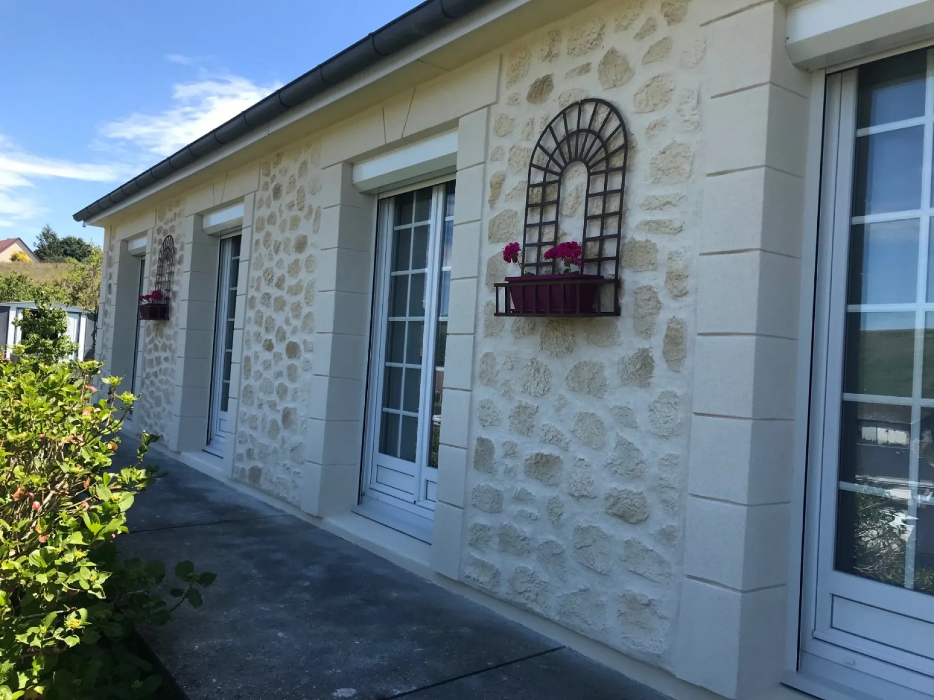 Ravalement de façade enduit projeté aspect pierre isolant et hydrofuge sur maison individuelle Epouville proche Le Havre 76