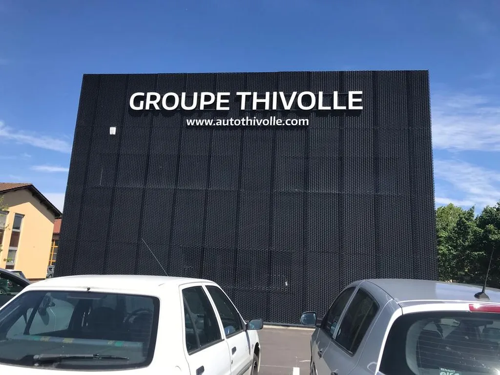 Réalisation et pose d'une nouvelle enseigne lumineuse de la concession automobile du Groupe Thivolle à Givors près de Lyon