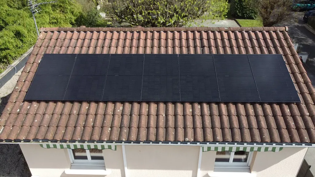 Installation photovoltaïque clé en main de 3,5 kWc avec 7 panneaux solaires en autoconsommation à Grézieu-la-Varenne dans l'ouest lyonnais