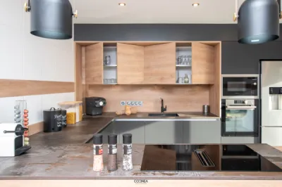 Conception et installation d’une cuisine ARMONY Lavagna avec façades laquées et plans stratifiés à Plaisance-du-Touch