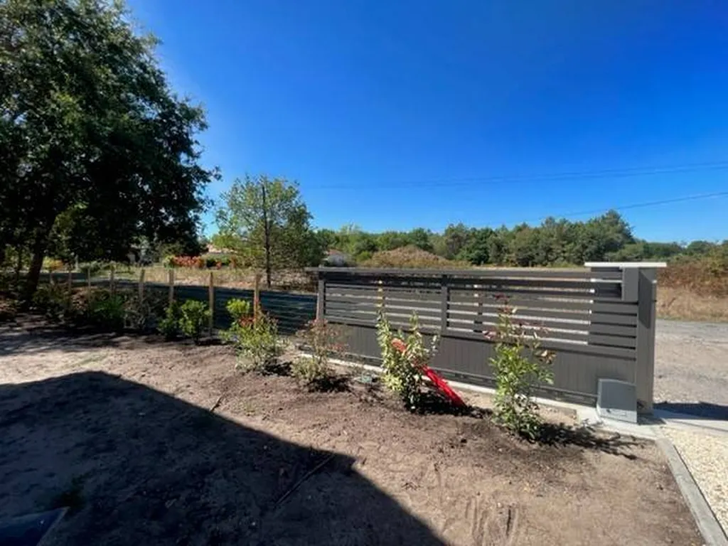 Clôture temporaire par votre paysagiste autour d’un terrain situé près d’Ychoux