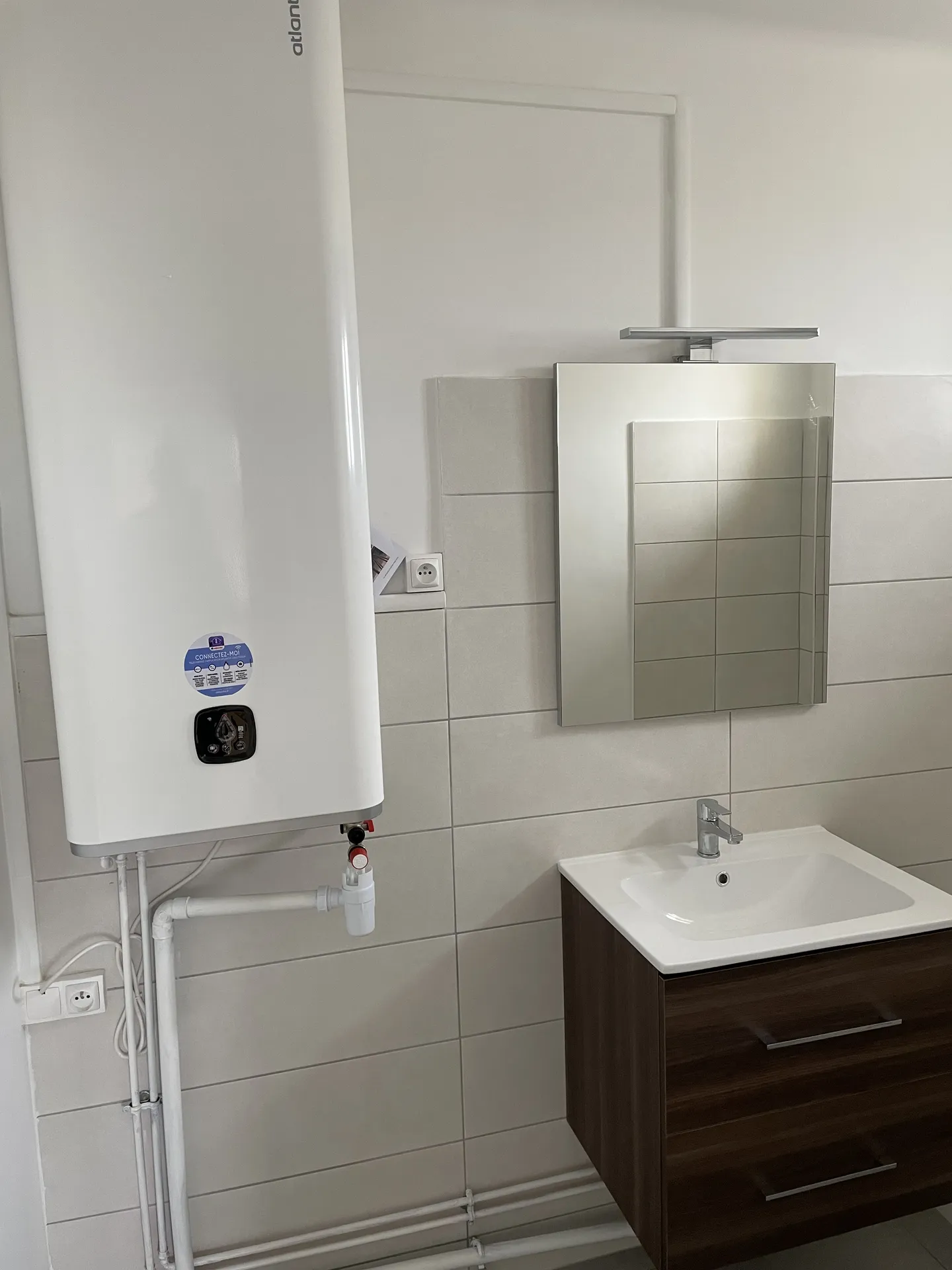 Installation d’un chauffe-eau lors de la rénovation de cette salle de bain à Villefranche-sur-Saône (Rhône – 69) pour améliorer le confort sanitaire