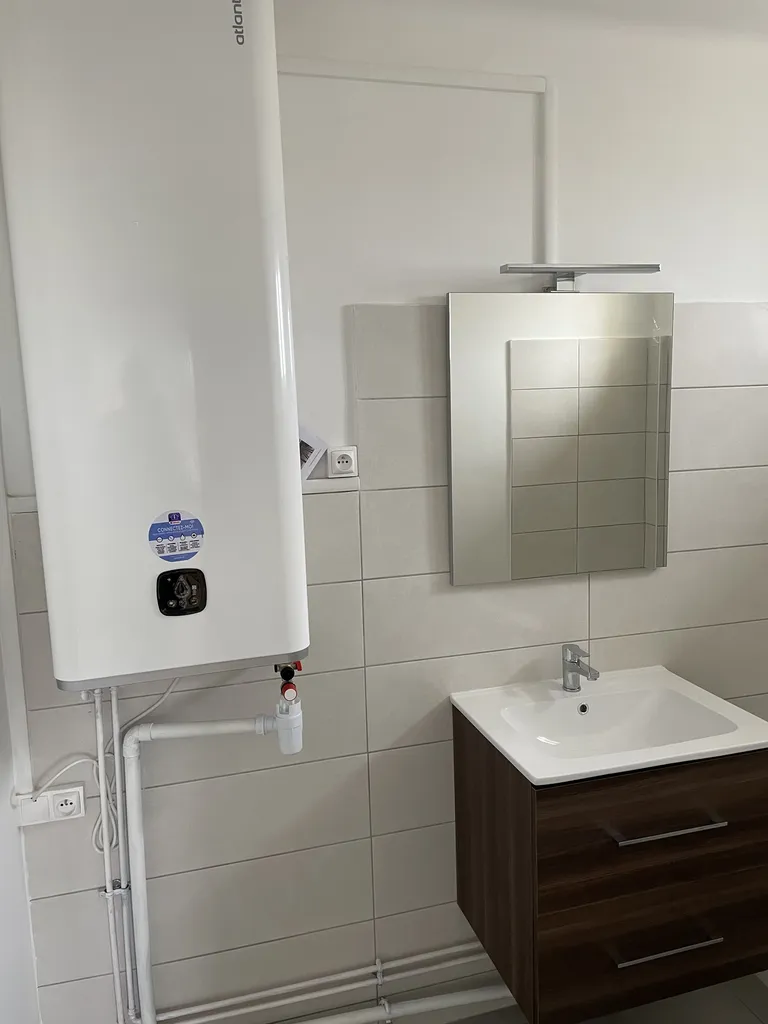Installation d’un chauffe-eau lors de la rénovation de cette salle de bain à Villefranche-sur-Saône (Rhône – 69) pour améliorer le confort sanitaire