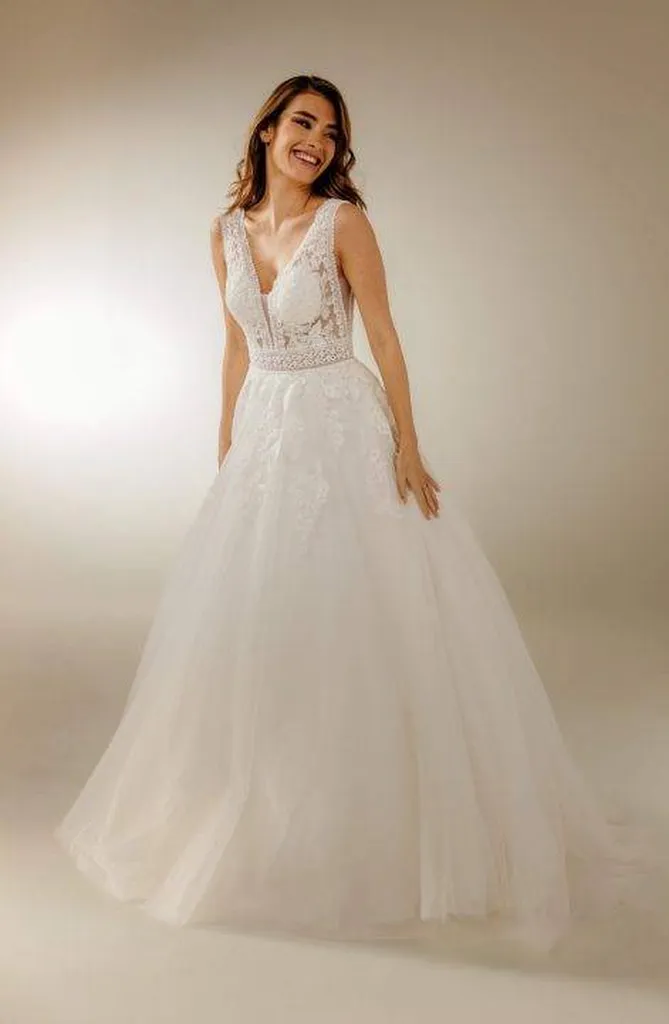 Robe de mariée trapeze dentelle transparente effet tatouage avec dos nu plongeant avec décolleté en V robe de haute couture de la marque Pronuptia à Plan de campagne proche de sausset-les-pins