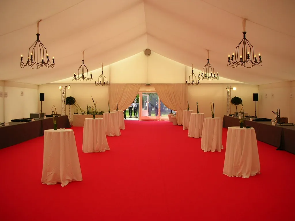 Location linge de table nappe ronde pour mange-debout pour traiteur mariage à Lyon