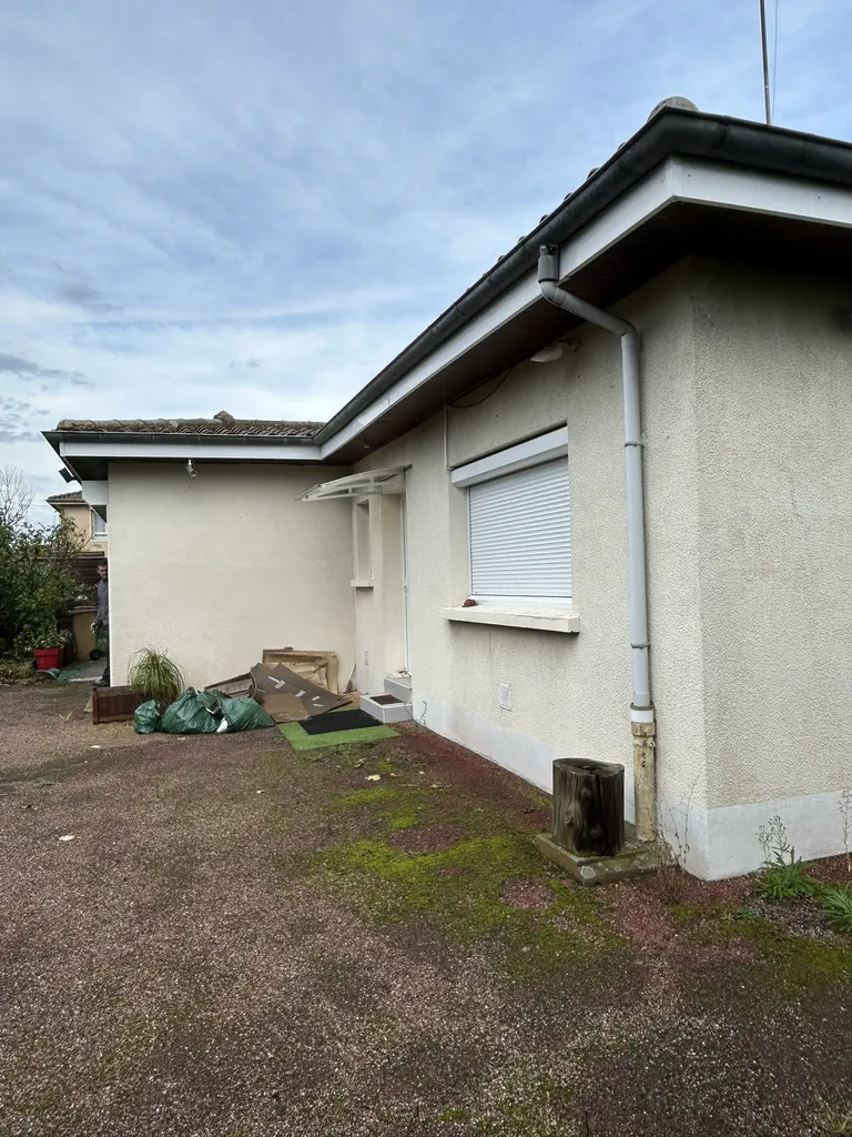 Entrée de la maison avant création de la rampe d’accès PMR avec présence de marches non adaptées à Belleville-en-Beaujolais