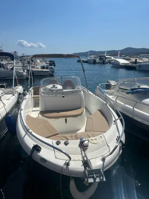 Vente d'un Jeanneau Cap Camarat 6.5 CC d'occasion équipé d'un moteur hors-bord Yamaha 150 CV disponible à La Londe les Maures près de Hyères