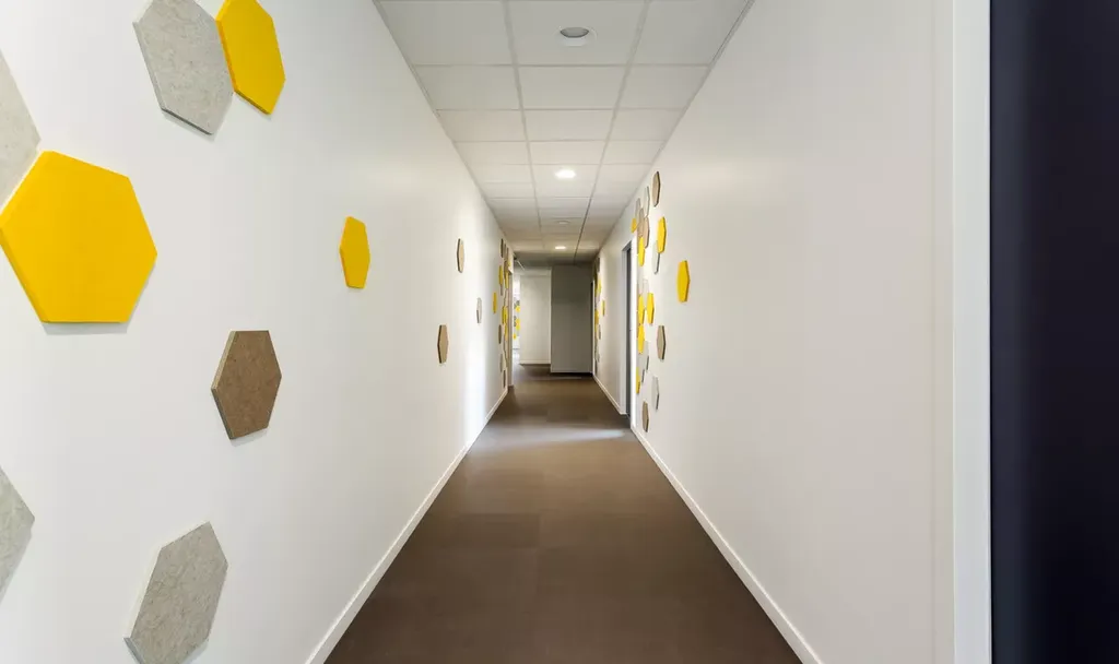 Décoration phonique murale ART design en rPET pour bureaux et open space à Toulon et dans toute la région PACA