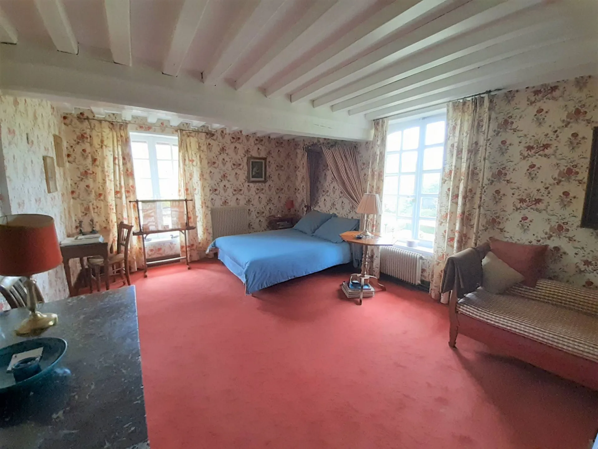 A vendre Anciennes Ecuries avec façades en briques avec quelques soubassements en silex et toiture en ardoises dans le Calvados 14130