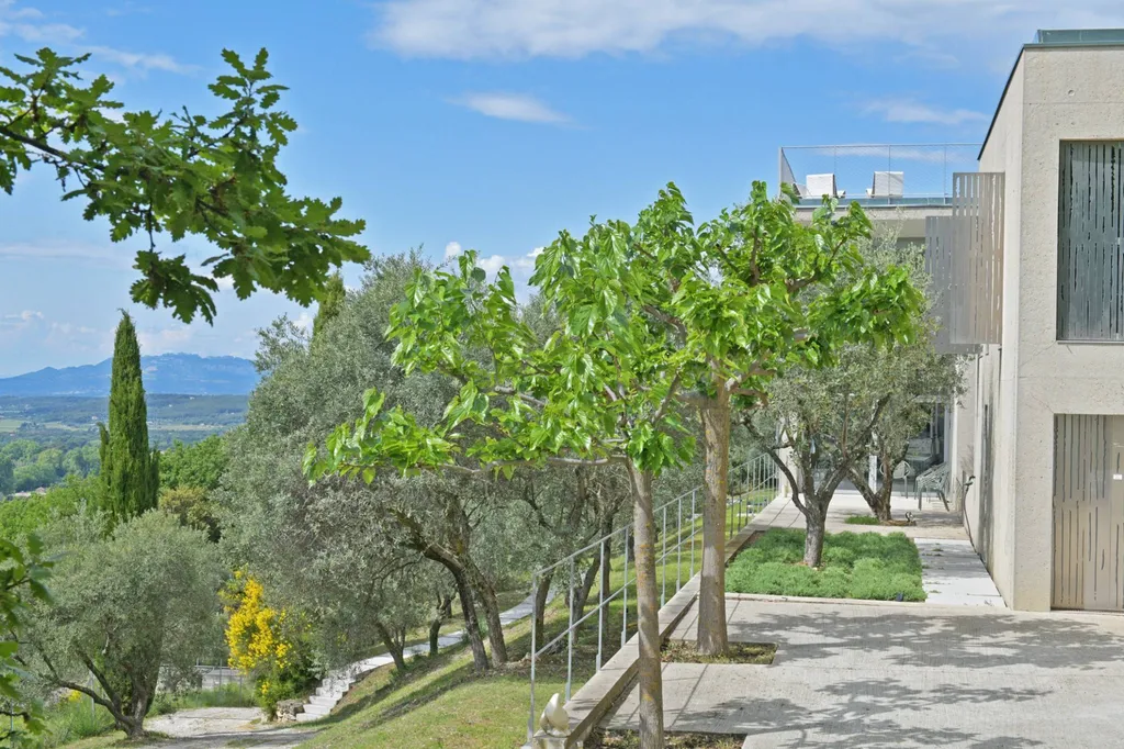 Terrasse moderne avec vue panoramique sur le Luberon à Gordes