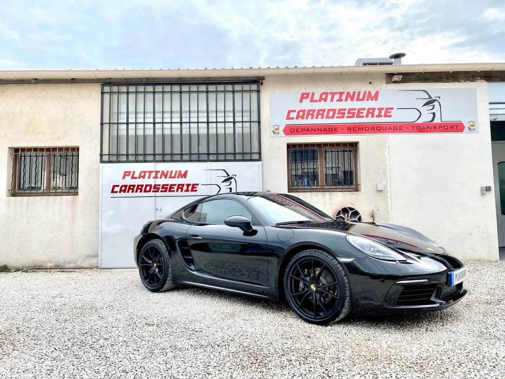 Porsche 718 Cayman endommagée sur le pare-chocs arrière et réparée à Carnoux dans notre carrosserie spécialisée avec franchise offerte