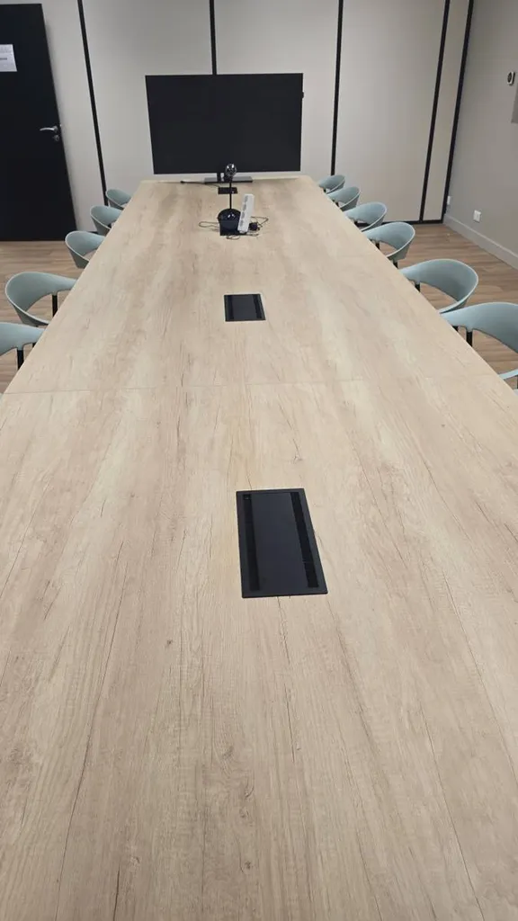 Aménagement d'une salle de réunion en tables ASTRO BURONOMIC à Avignon 