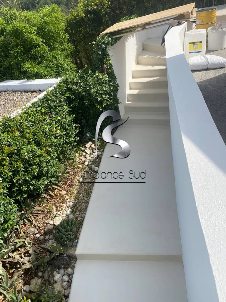 Faire appel à une entreprise experte en béton ciré pour réaliser un escalier en béton ciré taloché