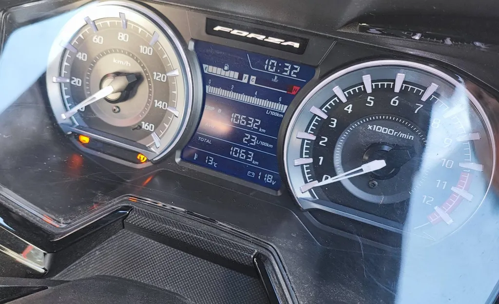 HONDA FORZA 125 TOP BOX DU 01/2024 AVEC 1080 KM.