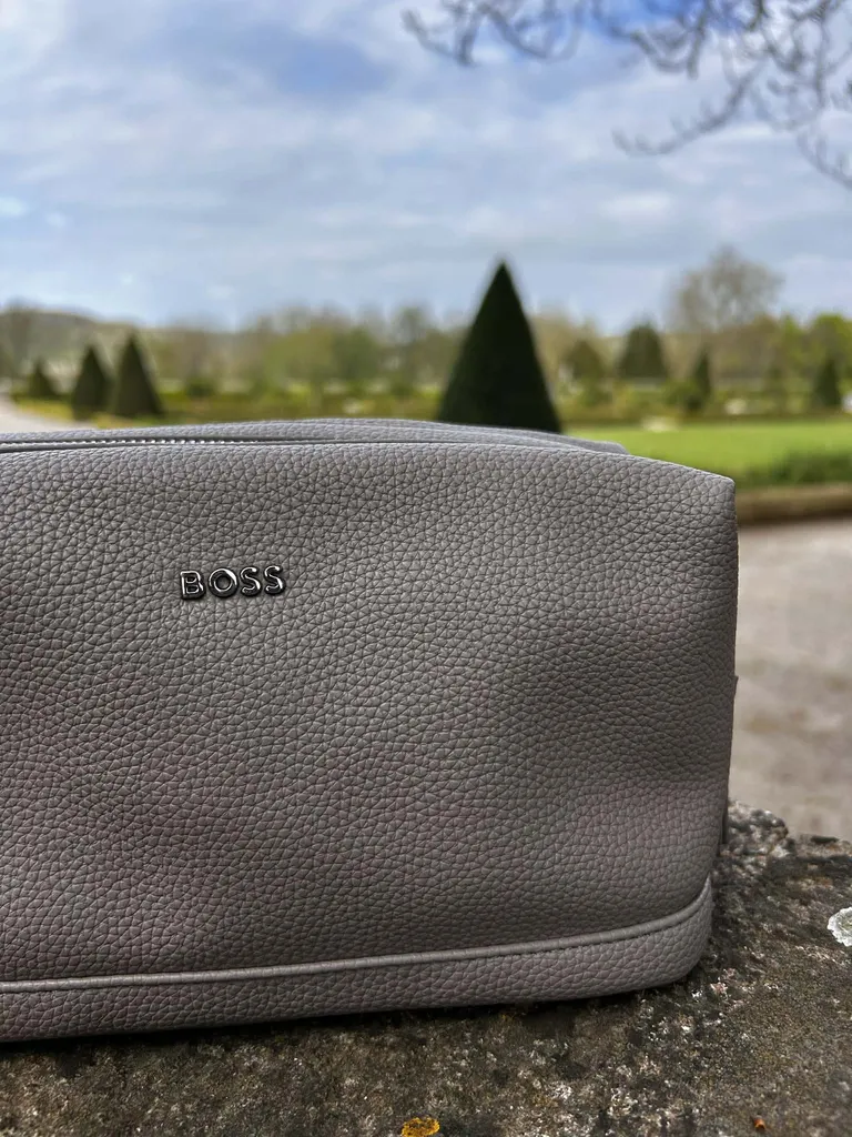 Trousse de toilette Hugo BOSS couleur taupe chez Evasion à Eu