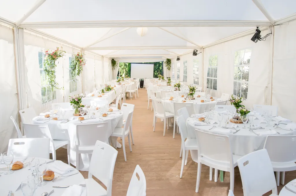 Chaises Clip + tables