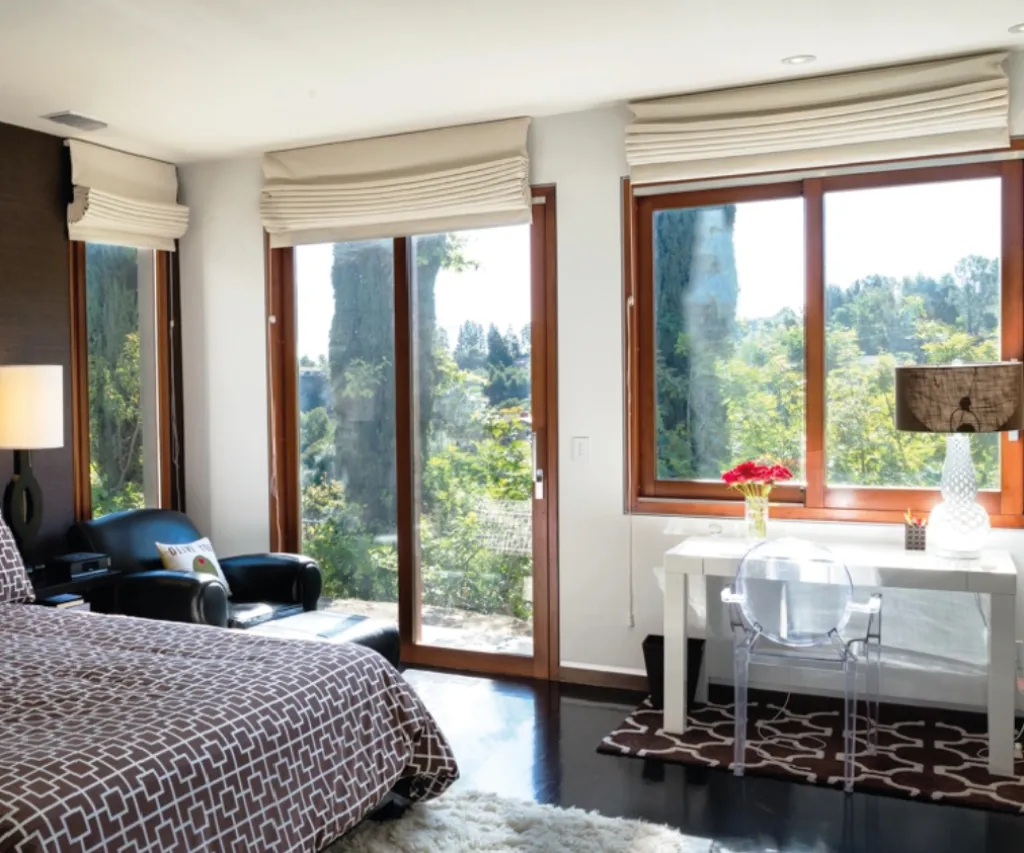 Fenêtre en bois sur mesure avec performance thermique et acoustique
