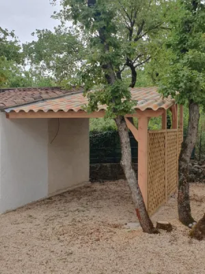 Installation d'un carport bois 1 place sur mesure à Saint-Maximin-la-Sainte-Baume dans le Var