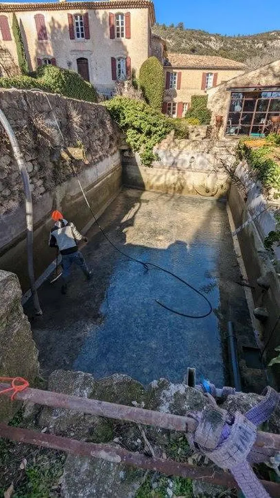 Nettoyage d'un bassin à Lourmarin