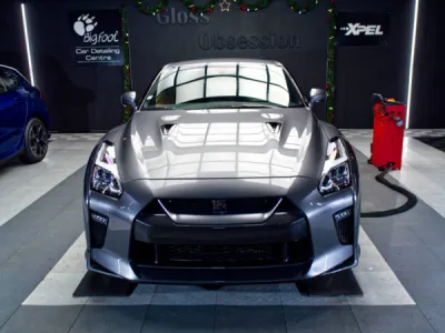 Pose experte du PPF film de protection XPEL Fusion sur cette Nissan GT-R, offrant une barrière invisible contre les agressions extérieures et un effet hydrophobe avancé.
