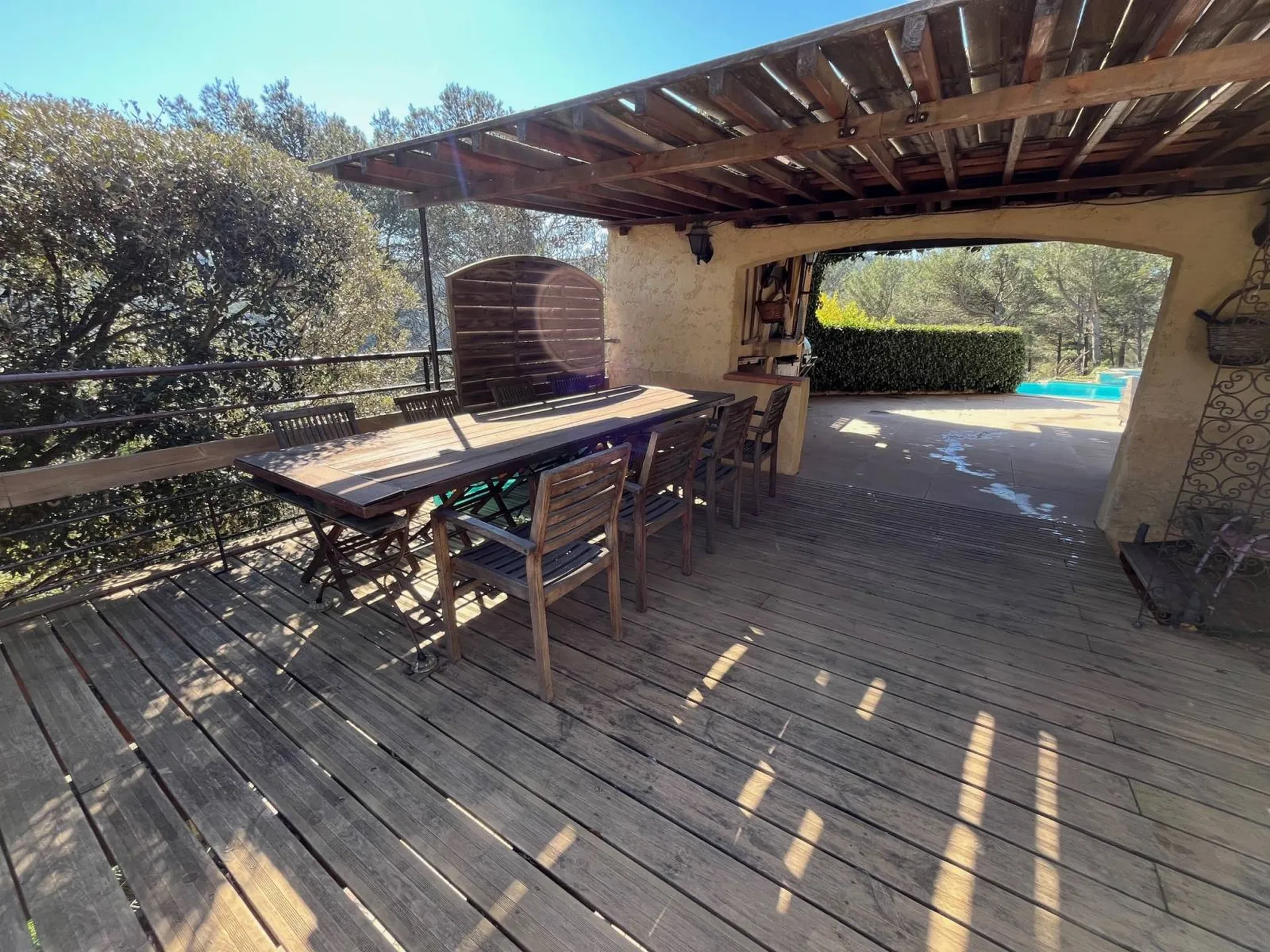 Propriété Roquefort la Bedoule Quartier du Petit Rouvière environnement calme et boisé, terrain de 5 840m² avec piscine à débordement