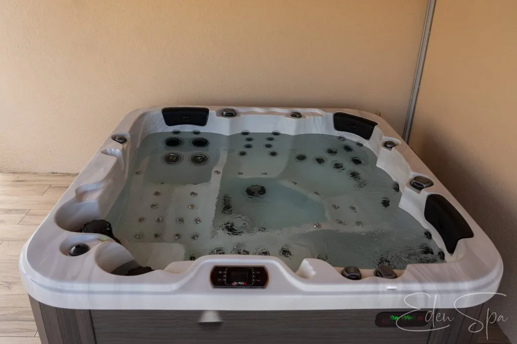 spa canadien compact 5 places martigues