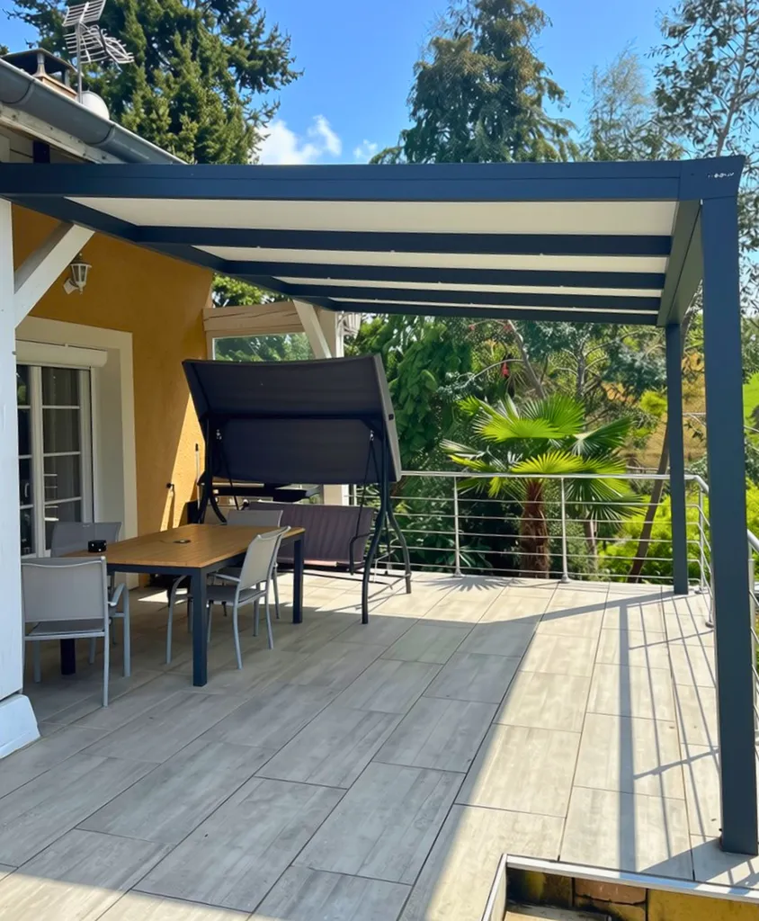 Installation pergola alu gris anthracite HEOLIAN sur mesure avec toiture pleine à Roanne (42)