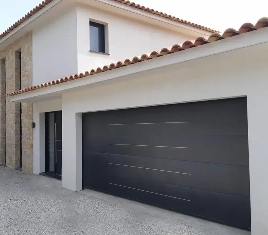 Fourniture et pose de portail aluminium motorisé et porte de garage sectionnelle assortie, installation complète réalisée à Saint-Médard-en-Jalles 33160