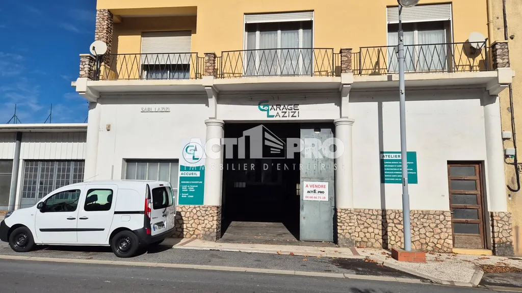 Local d’activité à vendre avec parking composé d’un atelier de 190m², d’un garage de 250m² en rez-de-chaussée, d’une habitation au 1er étage de 145m² et d’un terrain de 400m² sur axe passant à Saint-Paul-de-Fenouillet.